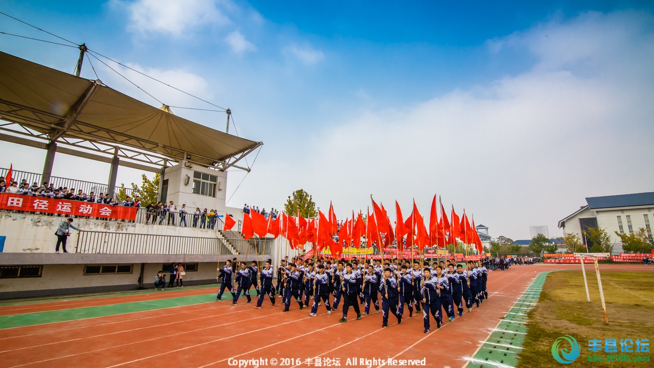 江苏丰县一高中运动会变穿越服装秀(组图)