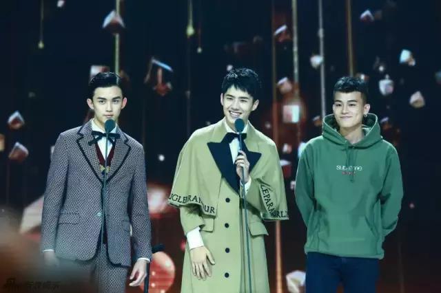 三个人感觉是三个画风…在同台颁奖时,吴磊和刘昊然又换了一套衣服