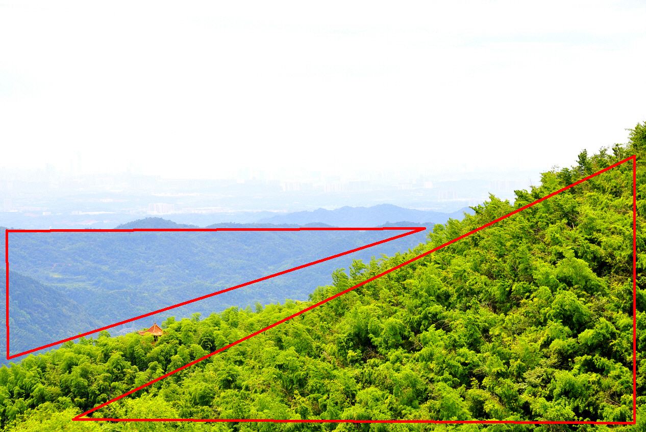 绿色的山脉将远处的风景托起,画面中形成的两个三角形组合在一起,画面