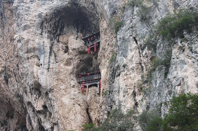 陕西陇县龙门洞地处昆仑山秦岭山脉衔接地段(六盘山小陇山,是自古两