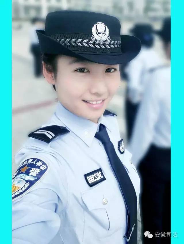 女子监狱监区里de女警们