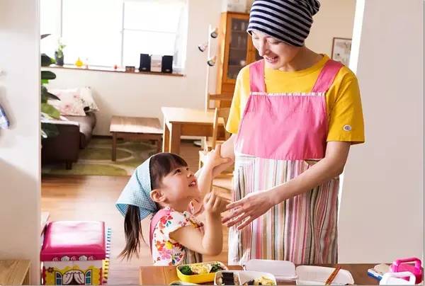 日本母亲逼4岁女儿拿刀做饭,只为这一天的到来