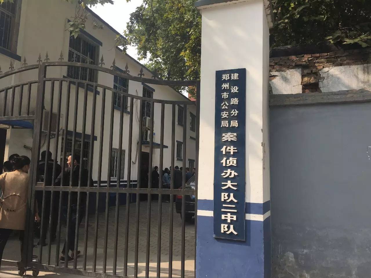我台新闻中心记者罗燕第一时间来到郑州市公安局建设路分局进行采访