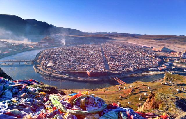 位于四川甘孜的西部,青藏高原向云贵高原的过渡带上,坐落于白玉县境内