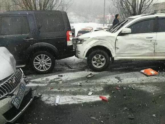 在湿滑的冰雪路面上开车,追尾和刮蹭事故易发