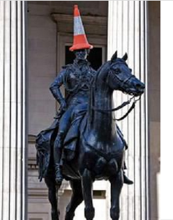 位于格拉斯哥皇后大道上的威灵顿公爵雕像,总是被恶作剧戴上交通路锥.