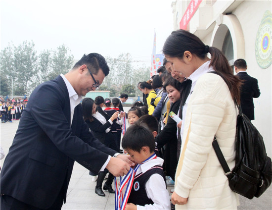 盱眙县第一小学举办第二届吉尼斯亲子运动会 图5