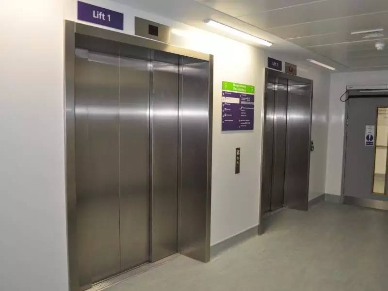 好奇怪为什么医院的电梯门都是往一侧开启呢