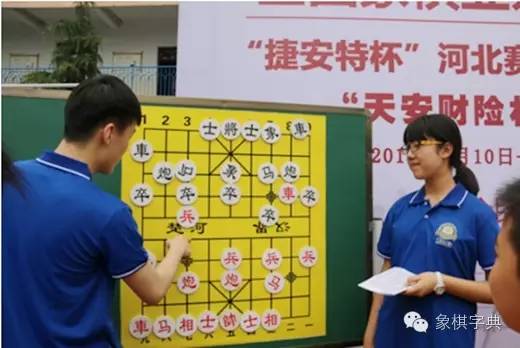 并且邀请从学校象棋队进入到省专业队训练的象棋大师赵殿宇,王子涵来