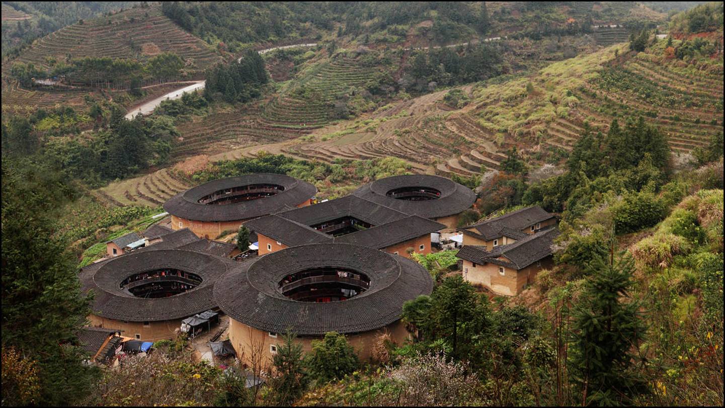 土楼是分布在中国东南部的福建,江西,广东三省的客家地区,以生土为