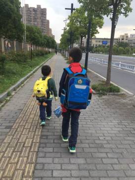 幼儿园要背书包,小学生也要背书包.