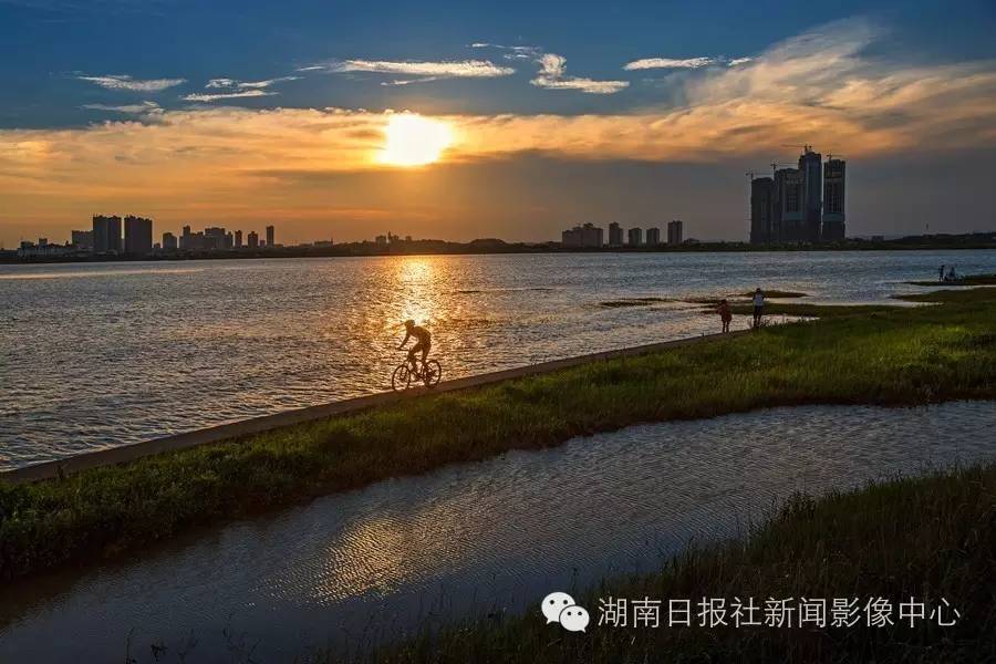 王志强《蓝天碧水》王晓希《湿地露营》彭福宗《全景松雅湖》肖毅