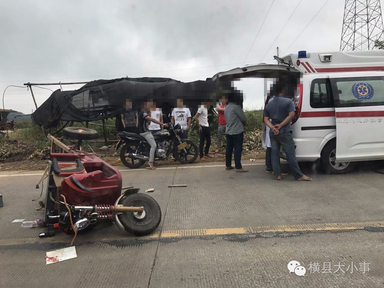 横县佛子恒安考场路口交通事故,电动三轮车翻车