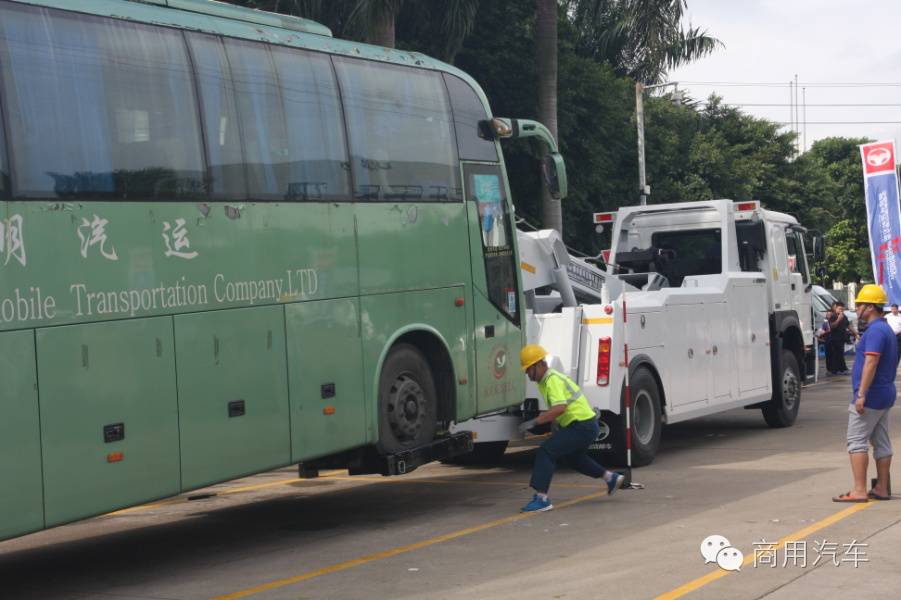 本届比赛设置了3个比赛项目,一是平板清障车(一拖二);二是公交车