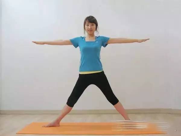 从萝卜腿到蜜大腿：5招瘦腿瑜伽就搞定！