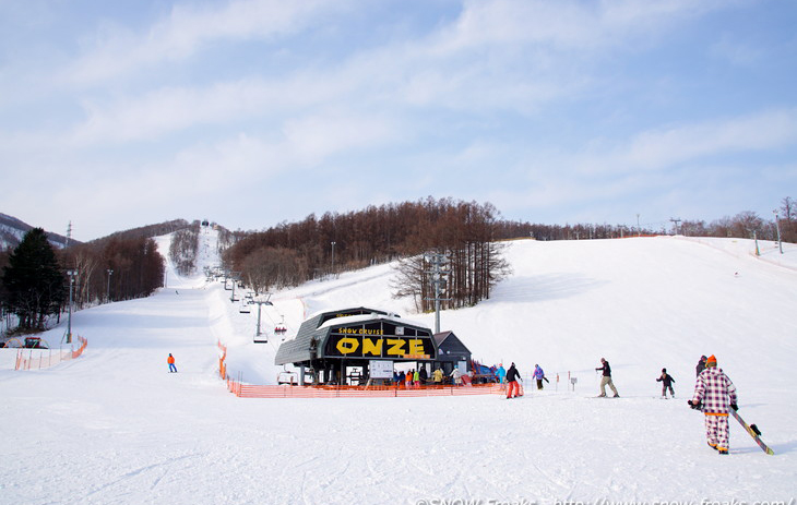 日本滑雪:北海道滑雪场人工造雪迎接新雪季开张