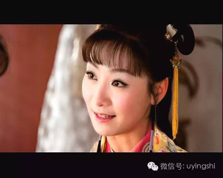 中出演晴美一角,之后还在《黛玉传》中参演了精明能干的贾探春;在《爱