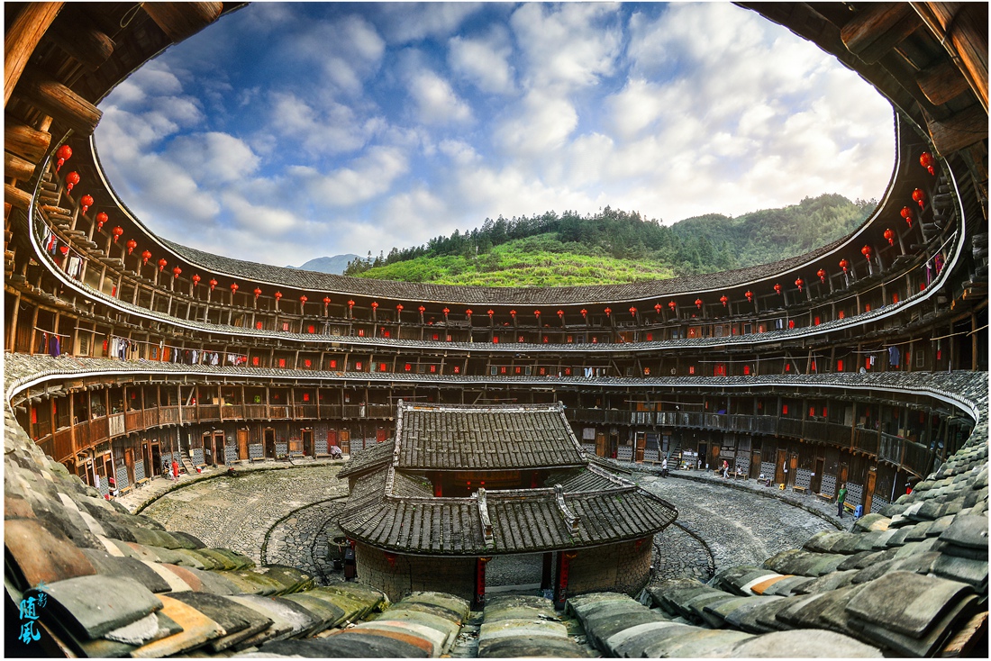 其中以福建龙岩永定,漳州南靖的土楼最为有名,在中国汉族传统建筑中