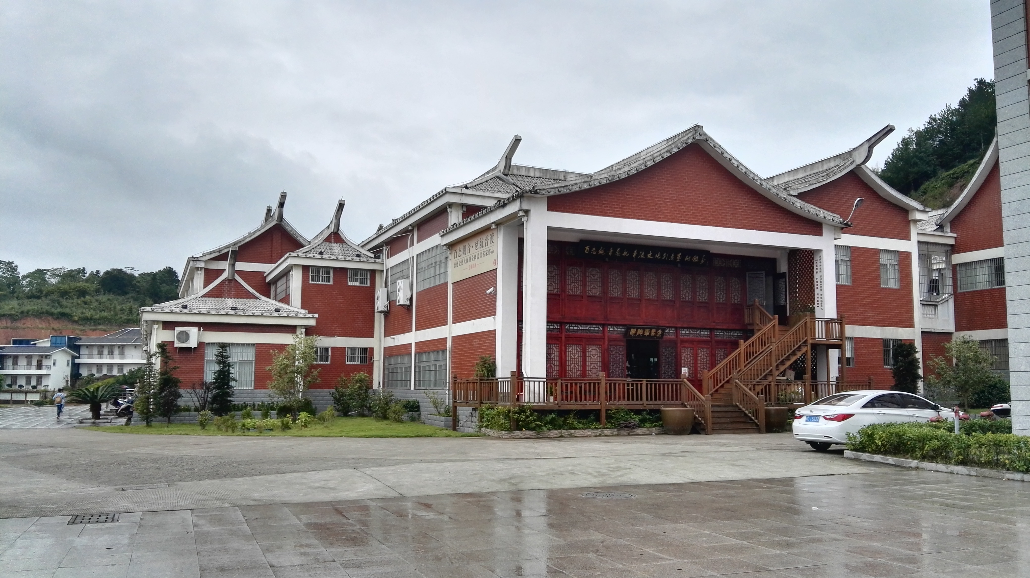 正文  德化县陶瓷博物馆位于德化县唐寨山森林公园内,毗邻陶瓷学院