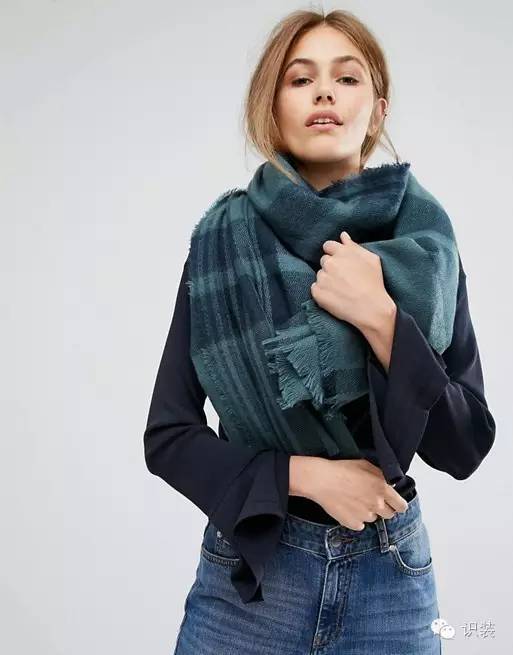 今年秋冬围巾戴法不用多 这25种不重样足够了