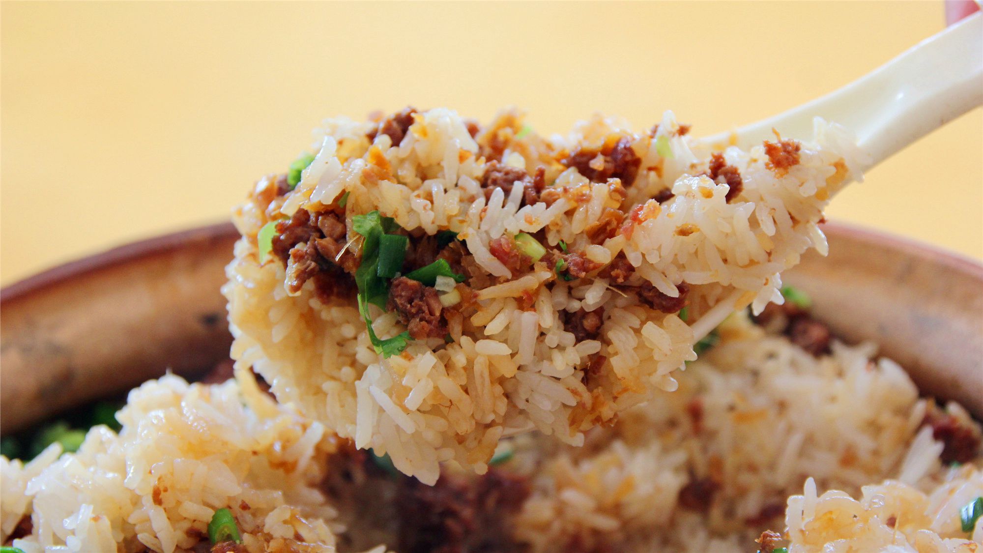 入口米饭饱满有嚼劲,先是感受到饭香和羊肉香相互交汇,然后是葱花的