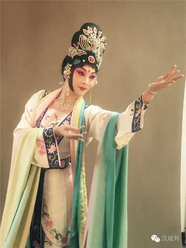 还有著名青年演员凌潇肃,著名歌手誓言(求佛),著名青年京剧演员周美慧