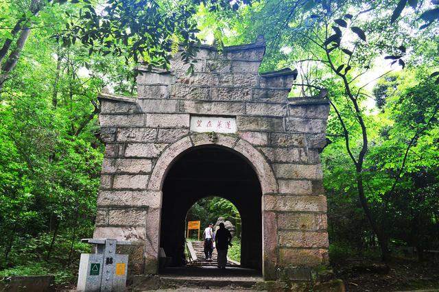 脾山改名为苏仙岭,把桃花洞改名为白鹿洞,并在苏仙岭顶上建造了苏仙观