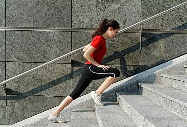 健身爬楼梯的好处_爬楼梯健身_楼梯爬健身动作