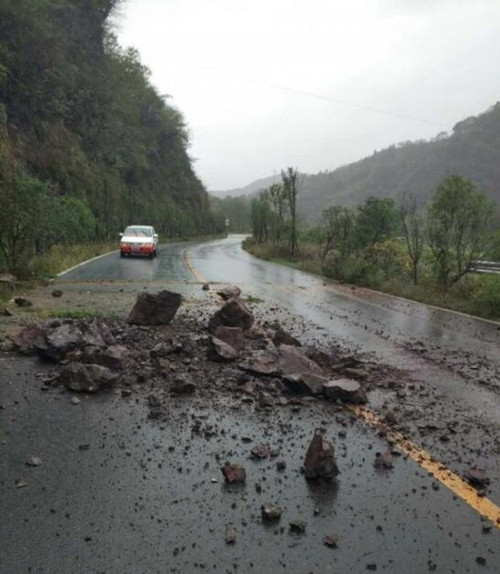 月  日,舒城县西南山区普降大雨,强降雨致石块滚落路面对干线公路