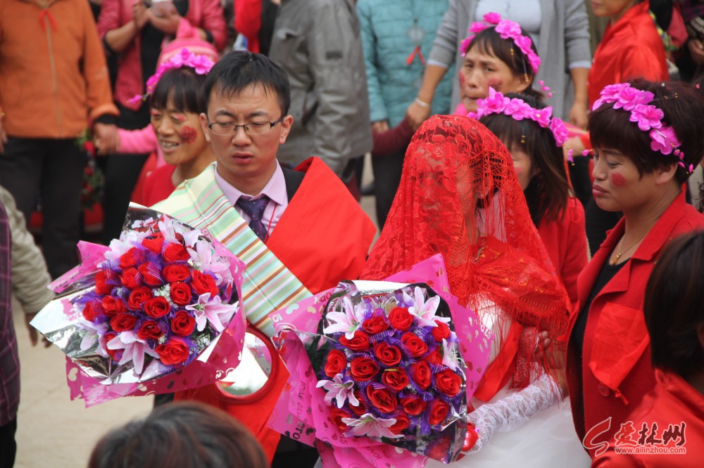 实拍林州农村婚礼:新郎"披红挂绿"