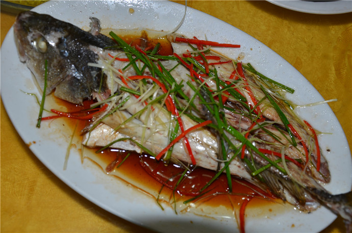 清蒸海鱼贻贝青口椒盐濑尿虾三角洲岛上有酒店可提供餐饮服务,东西很
