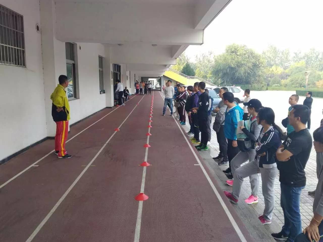 省田径中心一线短跑教练员黄树刚为学员进行短跑实践教学课