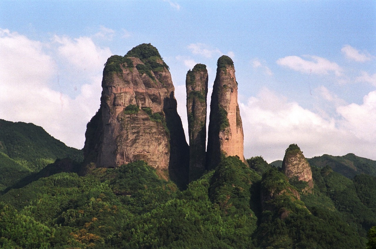 江郎山咨询号码:0570-401591171 景点包括:江郎山,仙霞关(戴笠秘宅)