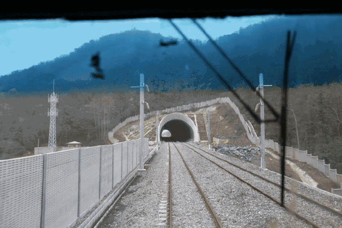 的角度看九景衢 想必是很难得的 快来快来       坐在轨道车里拍隧道