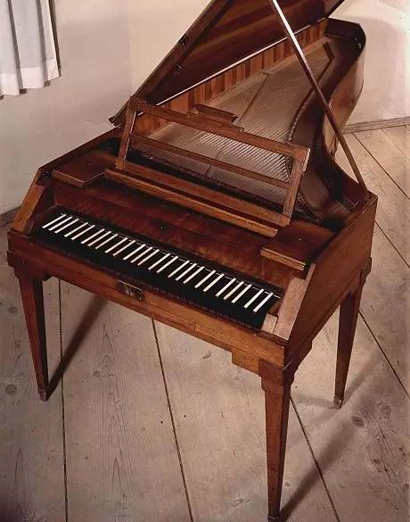 你知道钢琴为什么叫piano吗