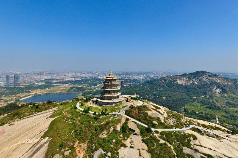 而宝盖山也研习了整个泉州地区一山三庙宇的特色.