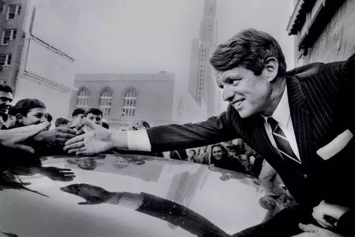 罗伯特·肯尼迪在和选民握手