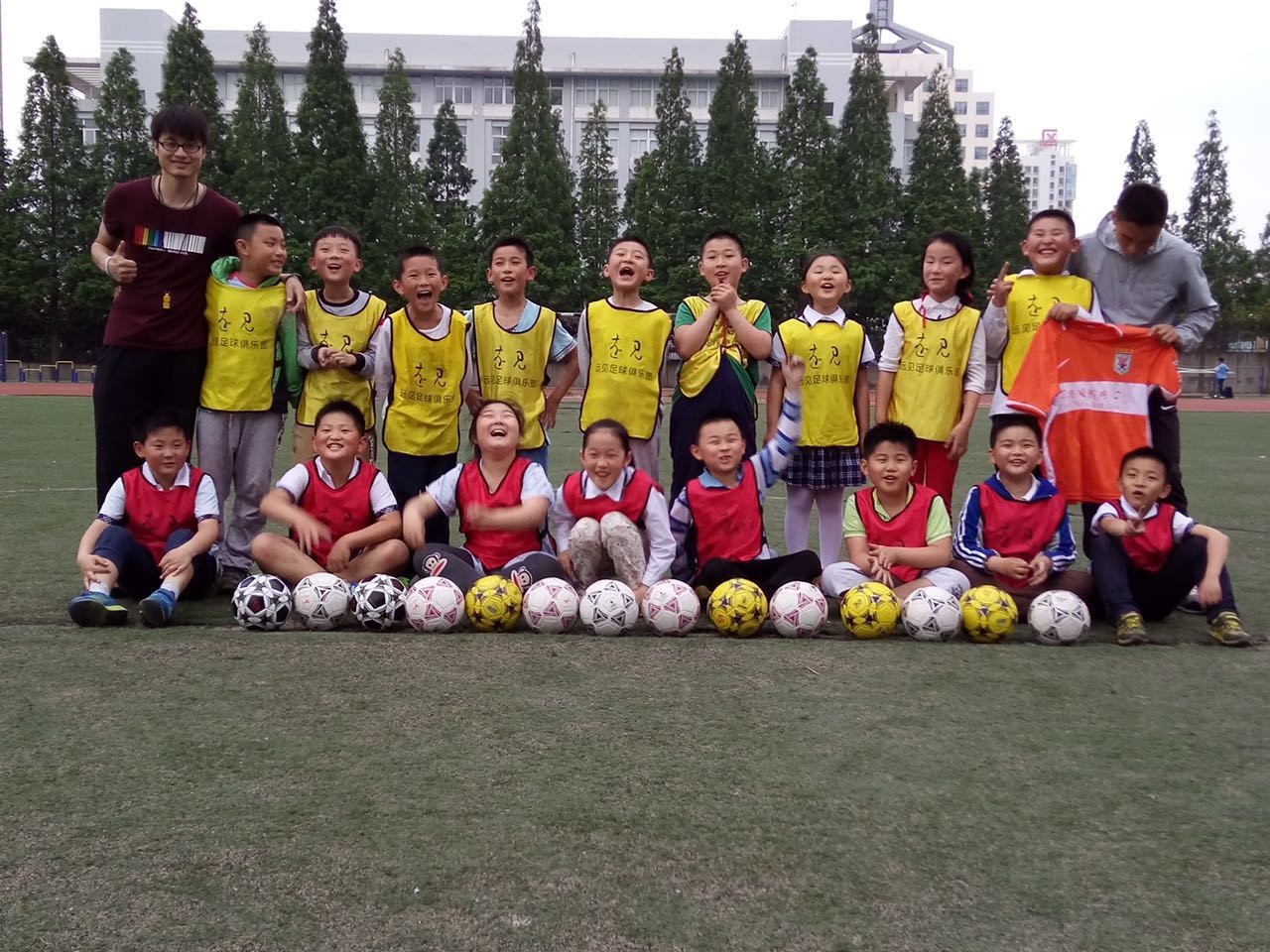 远见少年足球训练营开始报名了。与世界第一运