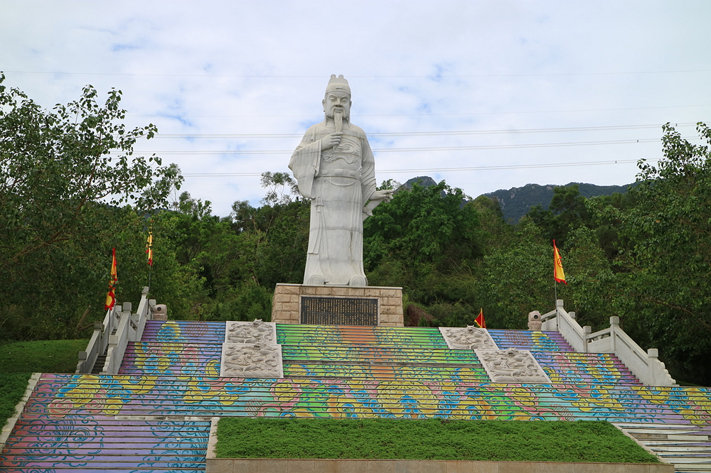 山青水秀,怪石林立,尤以十二龙潭最为有名,相传开闽王王审知入闽的