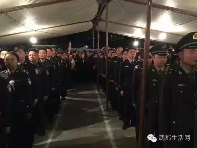 社会各界沉痛悼念武都巡警樊龙今天是我们的英雄樊龙