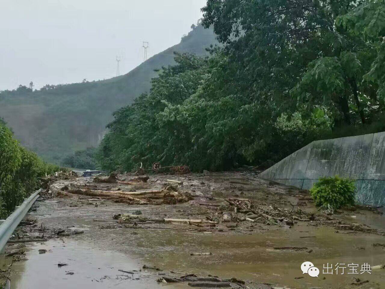 云南蒙河高速部分路段因泥石流中断,过往司机需绕行