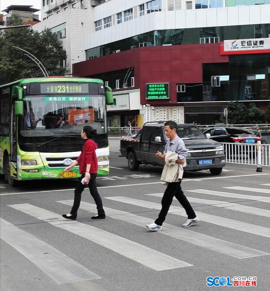 张婷)机动车经过斑马线时若行人争道,极易引发交通事故