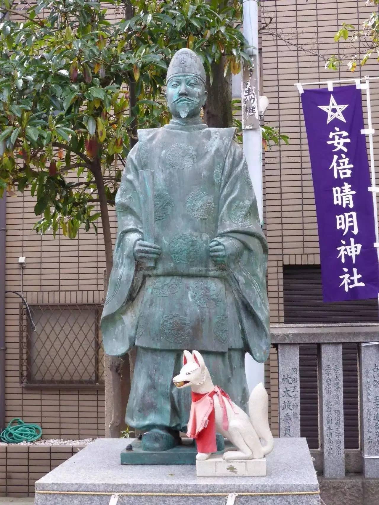 安倍晴明作为阴阳师上场战斗,他会在释放部分技能时画一个五星符咒