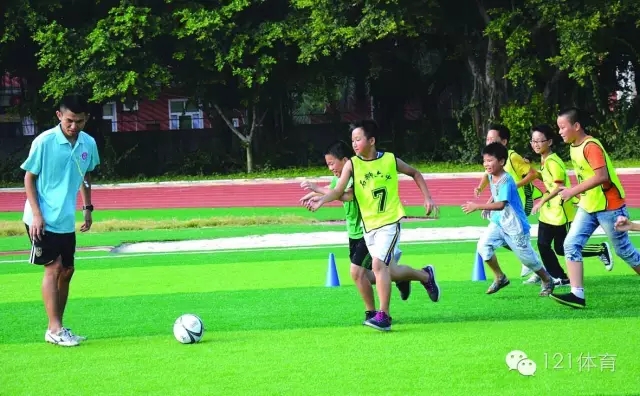 人民日报:发展校园足球需要一点韧劲