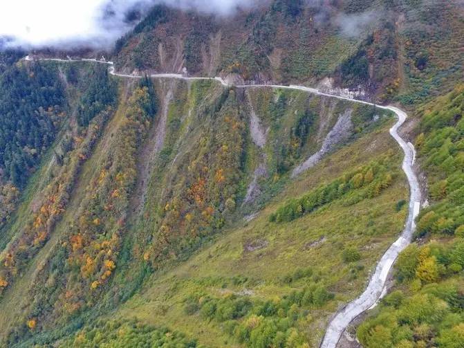 夹金山山脚的硗碛藏寨,全程约260公里,经过天全县,芦山县,宝兴县即可