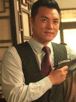 2013年,万弘杰在抗战题材电视剧《雪鹰》当中饰演了"郁宁远"一角,算是
