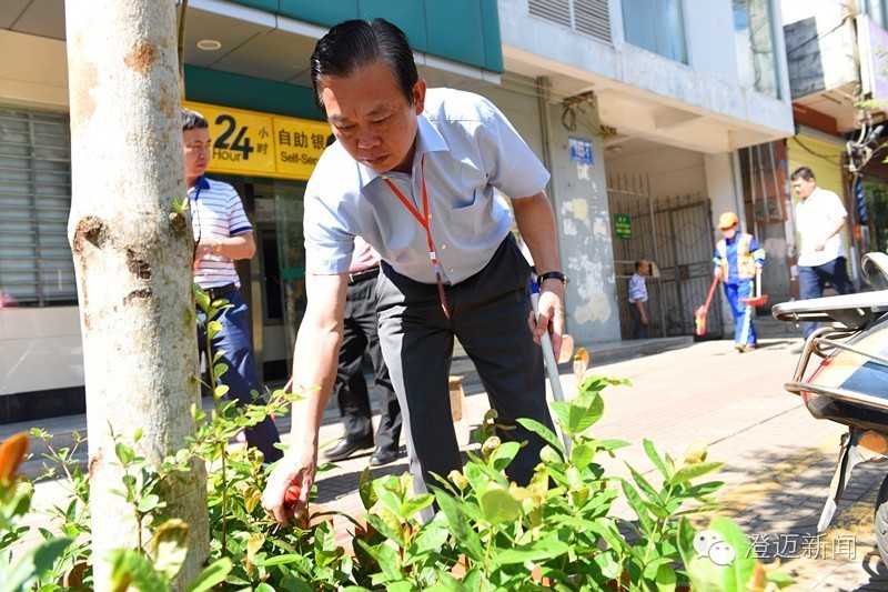 澄迈领导干部今天全来为她们过节,还上街扫地体验她们