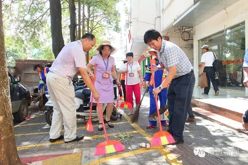 澄迈领导干部今天全来为她们过节,还上街扫地体验她们的艰辛!