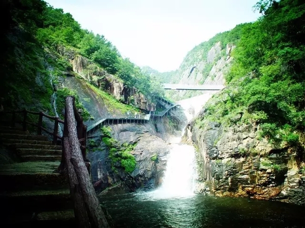 这就是 五道幢景区,峡谷奇特,断岩峥蝾,悬崖陡峭,鬼斧神工,连秋景都是