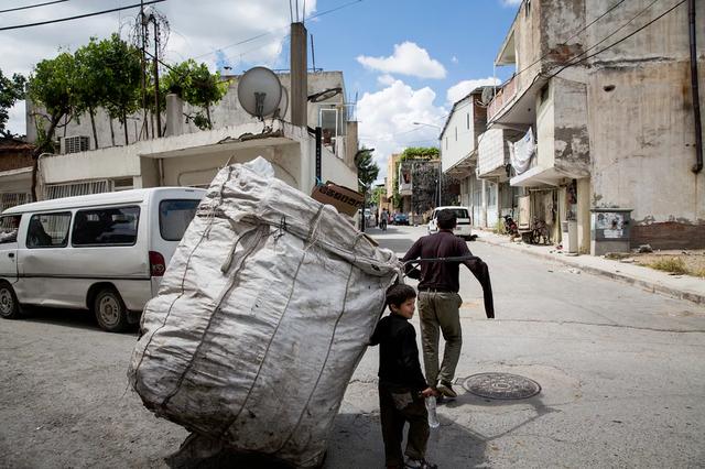 心酸,在土耳其的叙利亚难民父子靠捡垃圾生活
